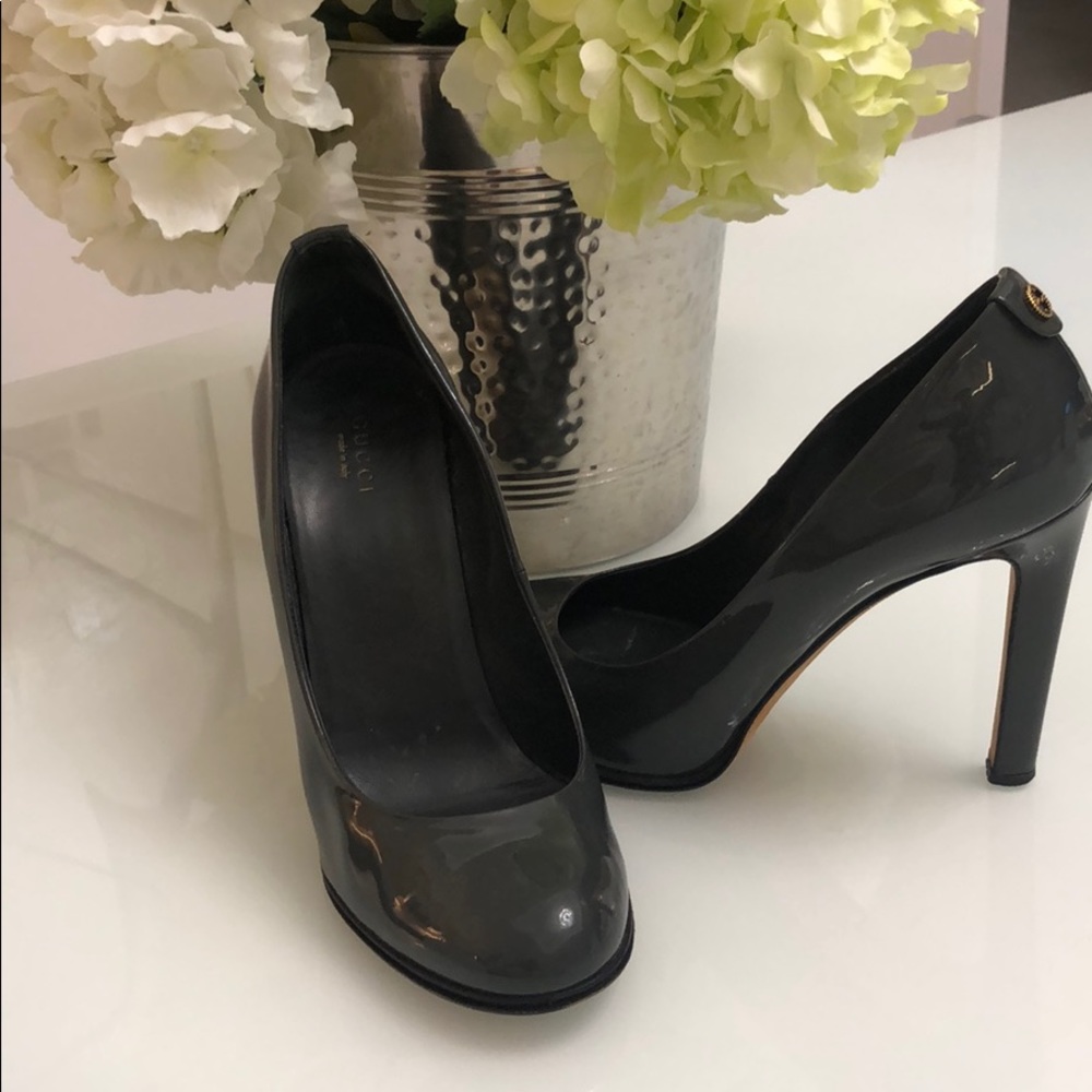 Gucci Grey Patent Leather Pumps